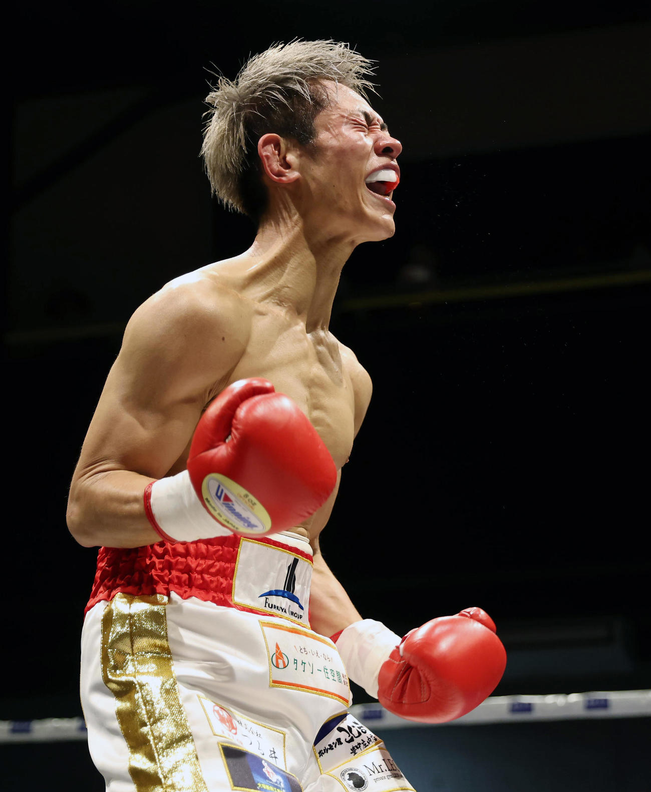 岩崎圭祐対中村祐斗　中村にTKO勝ちし雄たけびを上げる岩崎（撮影・前田充）