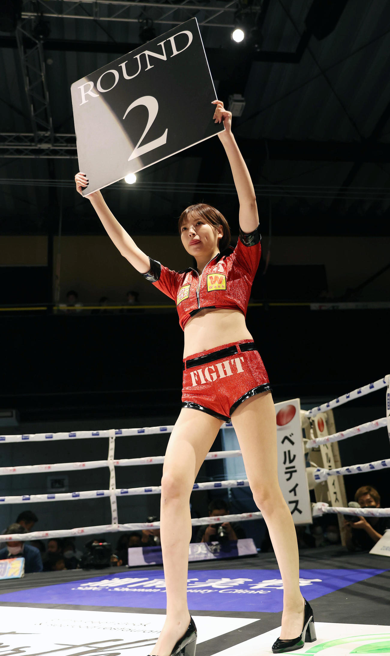ラウンドガールを務める3150ガールズの小森ほたる（撮影・前田充）