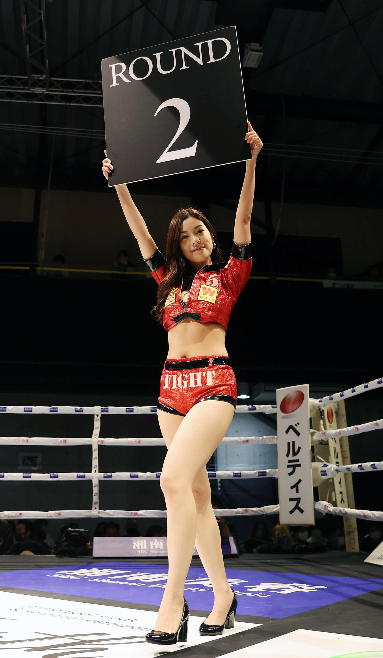 ラウンドガールを務める3150ガールズの内田瑞穂（撮影・前田充）