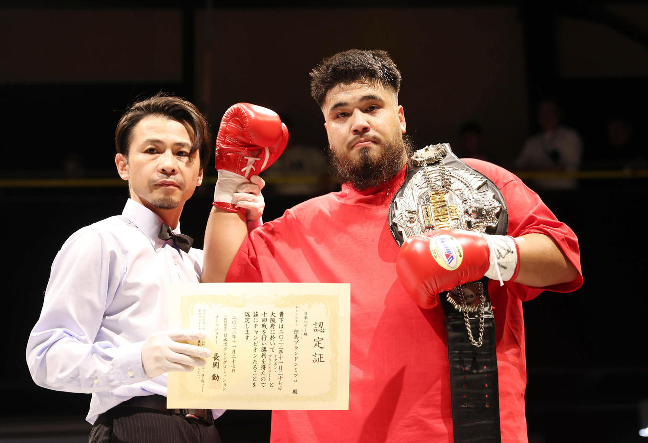 但馬ミツロ対プランピマーイ・ナタポン　ナタポンにKO勝利した但馬（右）（撮影・前田充）