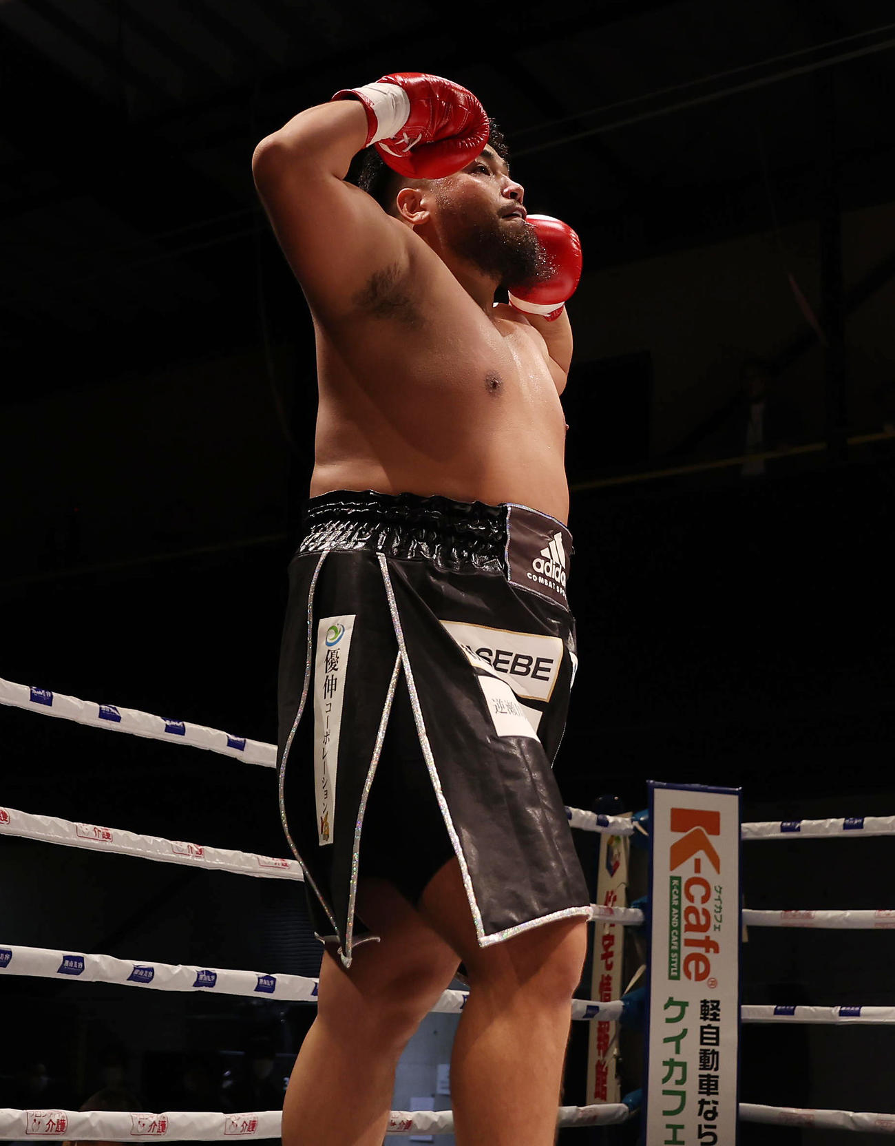但馬ミツロ対プランピマーイ・ナタポン　1回、ナタポンにKO勝利し、ガッツポーズする但馬（撮影・前田充）