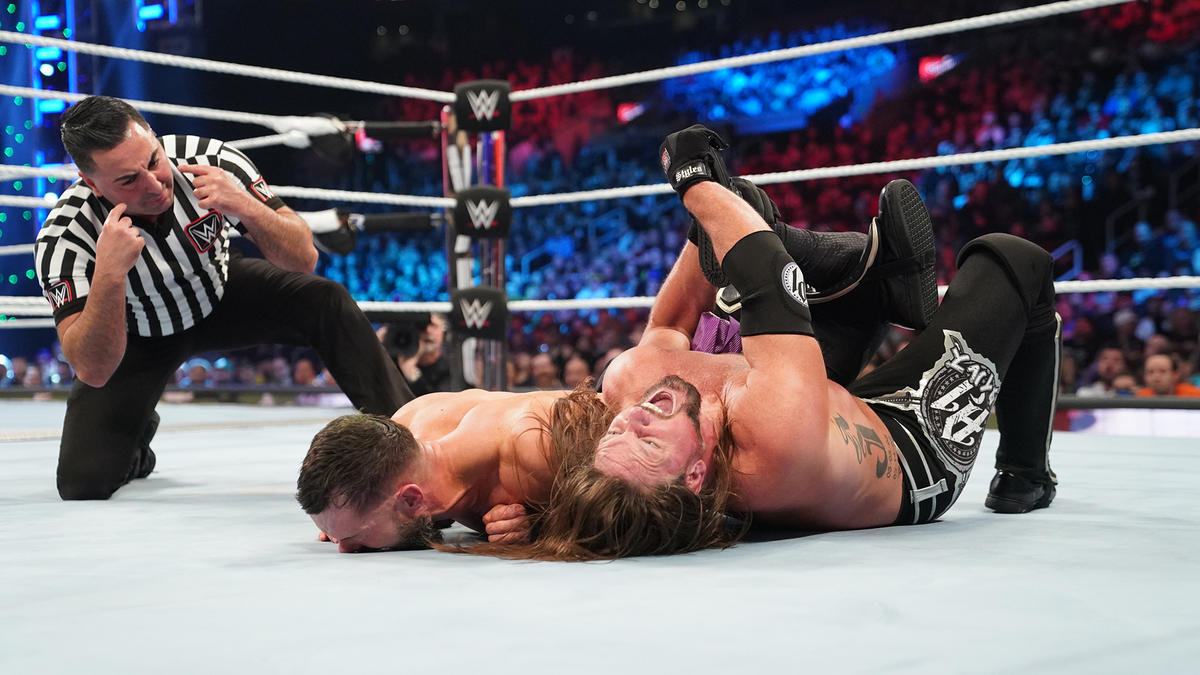 フィン・ベイラー（左）をカーフ・クラッシャーで痛めつけるAJスタイルズ（C）2022 WWE, Inc. All Rights Reserved.