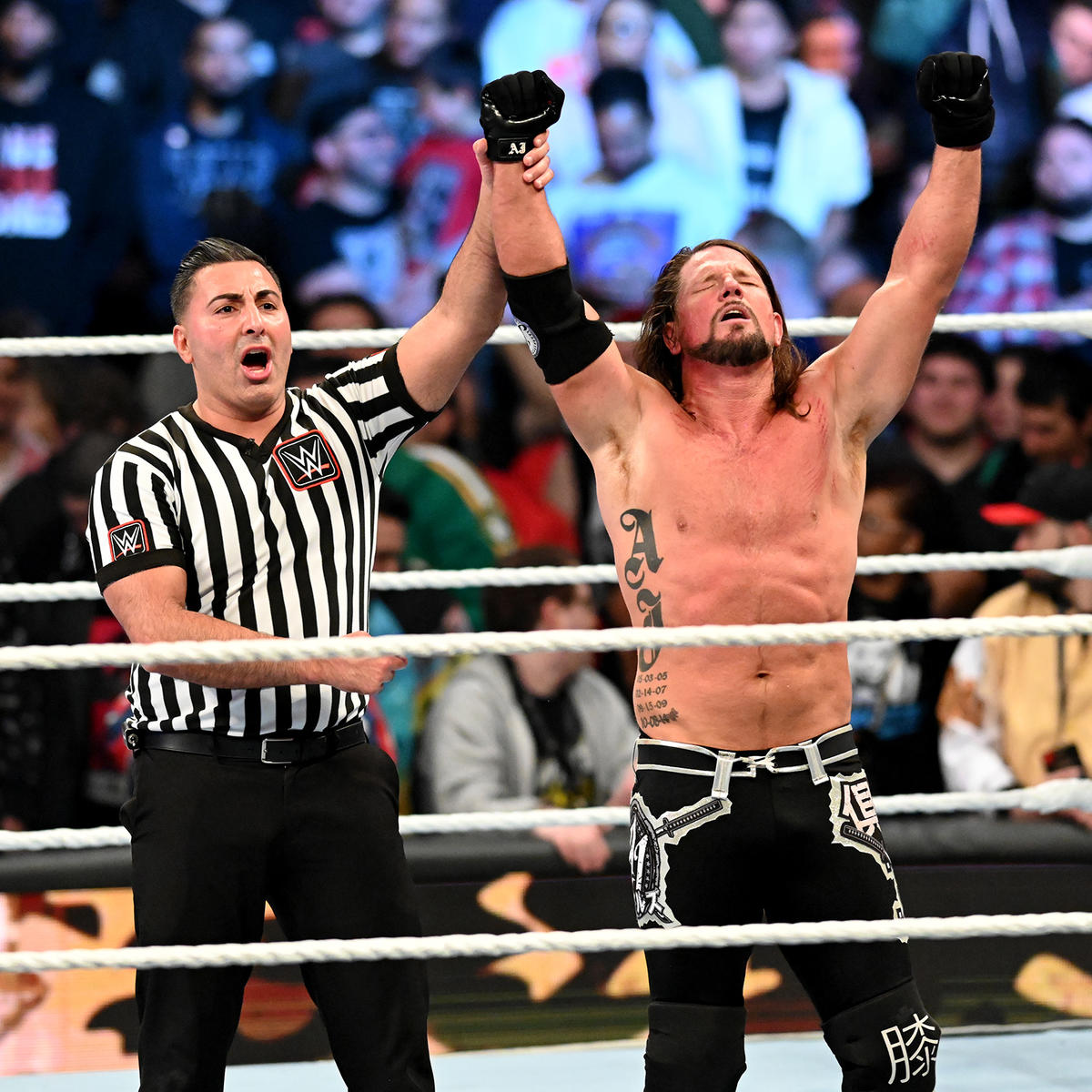 フィン・ベイラーとのシングル戦を制し、勝ち名乗りを受けたAJスタイルズ（右）（C）2022 WWE, Inc. All Rights Reserved.