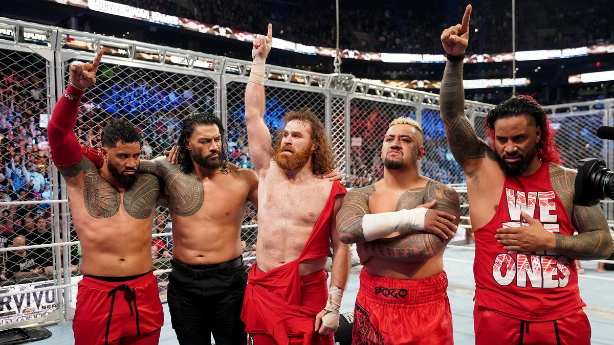 男子ウォーゲームズに勝利したレインズ軍。左からジェイ・ウーソ、ローマン・レインズ、ソロ・シコア、ジミー・ウーソ（C）2022 WWE, Inc. All Rights Reserved.