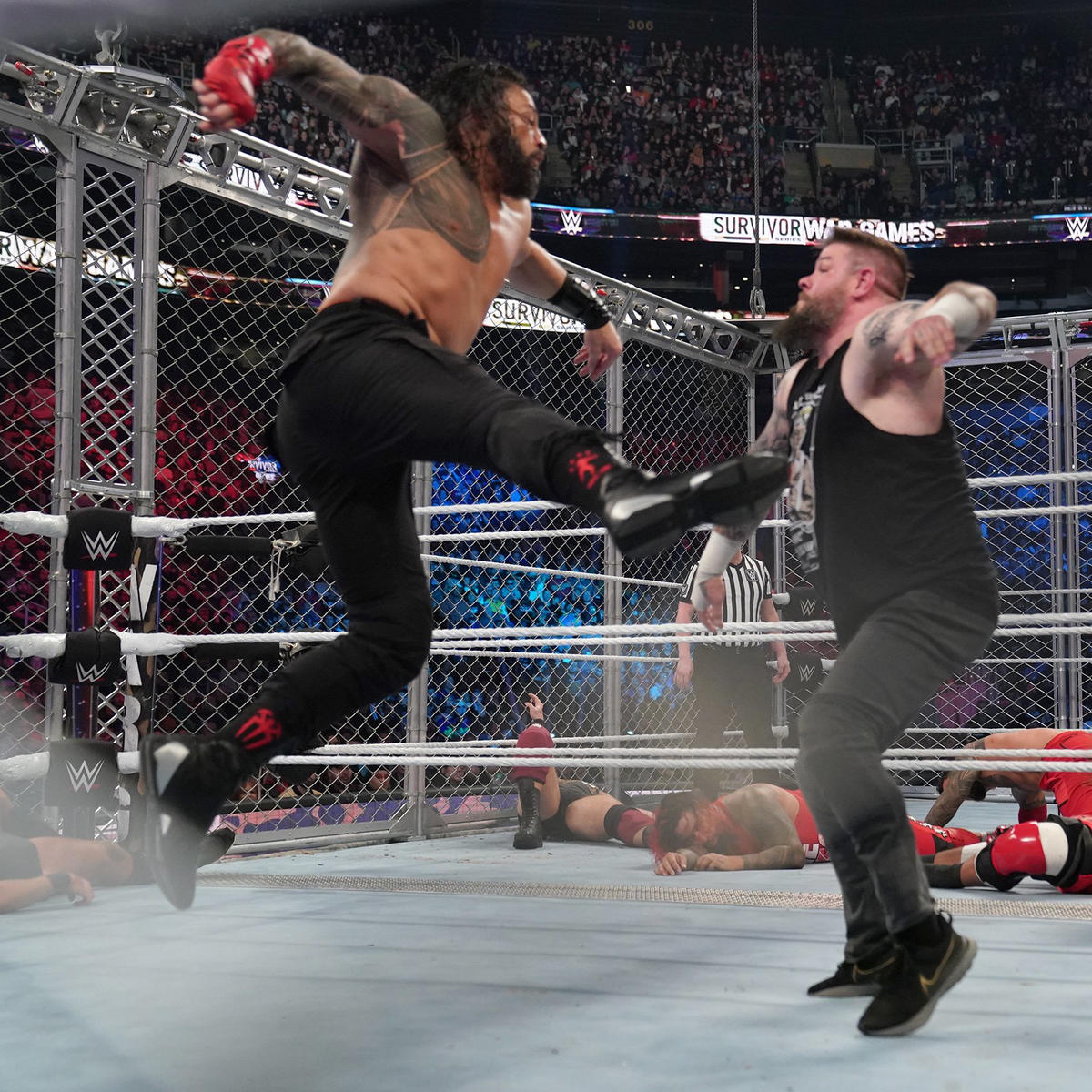 ケビン・オーエンズ（右）にスーパーマンパンチを狙うローマン・レインズ（C）2022 WWE, Inc. All Rights Reserved.