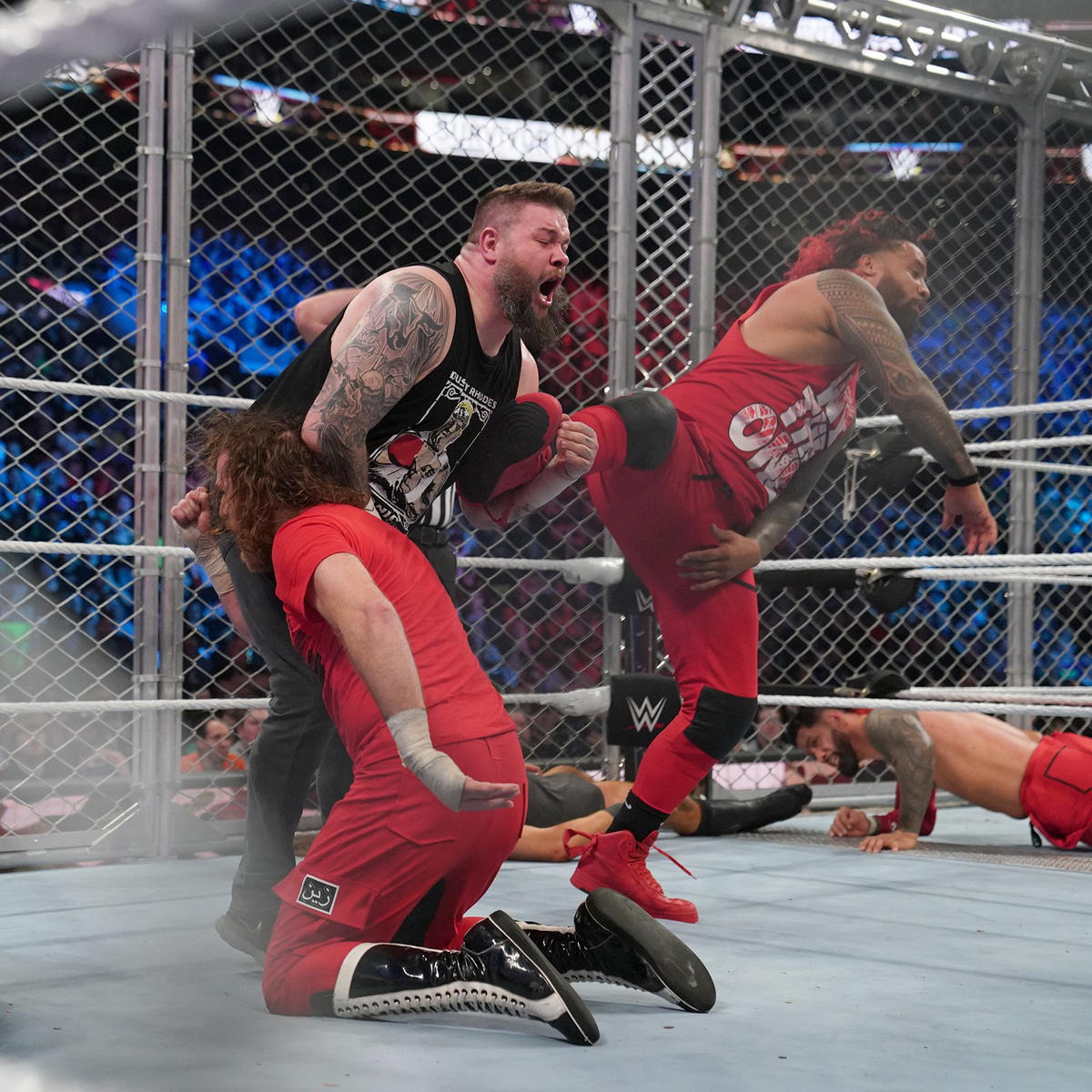 レインズ軍のサミ・ゼイン（左端）がシェイマス軍のケビン・オーエンズ（中央）にローブロー攻撃。右端はジミー・ウーソ（C）2022 WWE, Inc. All Rights Reserved.