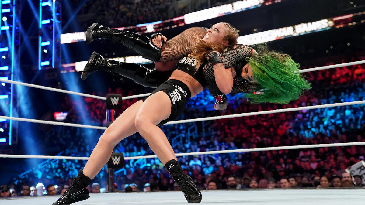 ショッツィ（上）をパイパーズ・ピットで投げるスマックダウン女子王者ロンダ・ラウジー（C）2022 WWE, Inc. All Rights Reserved.