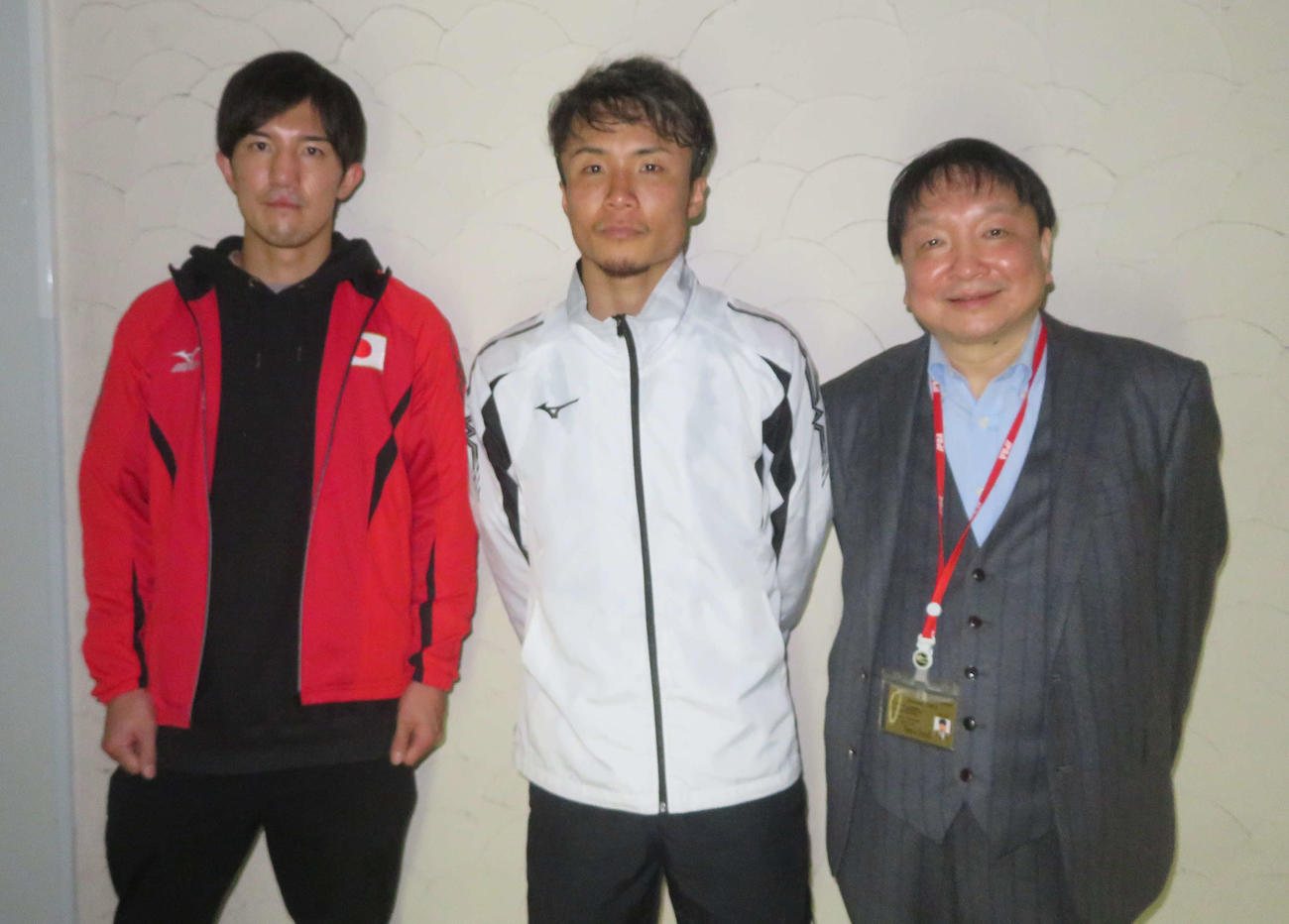 プロテストを受けた井上尚弥の幼なじみの元Jリーガー山口聖矢（中央）。左端は井上のいとこ浩樹、右端は大橋秀行会長