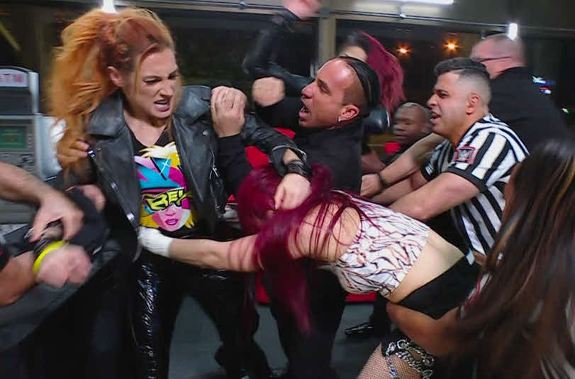 レフェリーら関係者にベッキー・リンチ（左）との乱闘と制止されるイヨ・スカイ（C）2022 WWE, Inc. All Rights Reserved.