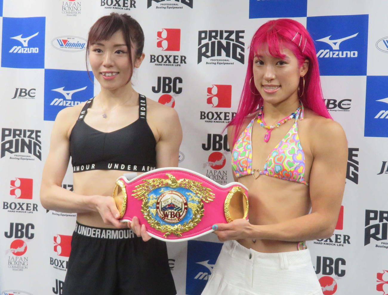 WBO女子世界スーパーフライ級王座決定戦を控え、ベルトを手にする谷山佳菜子（左）と晝田瑞希