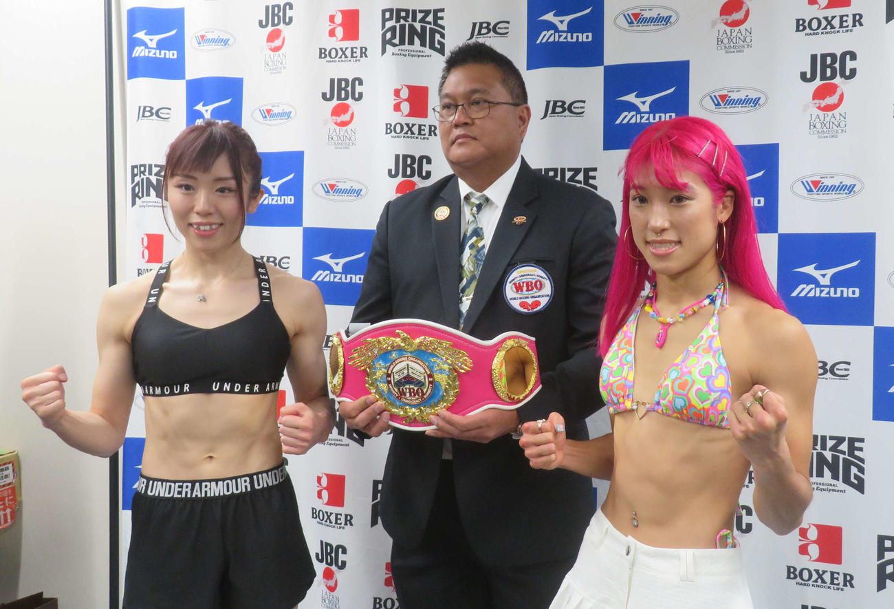WBO女子世界スーパーフライ級王座決定戦に臨む谷山佳菜子（左端）と晝田瑞希（右端）。中央はWBOのレオン・パノシロン・スーパーバイザー