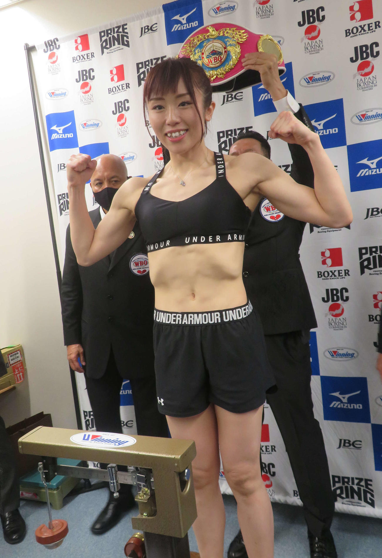 WBO女子世界スーパーフライ級王座決定戦に向けた計量をクリアした谷山佳菜子