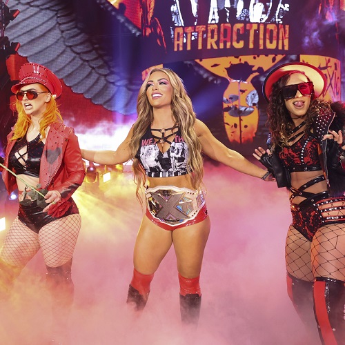 NXT女子王座ベルトを巻いて登場した王者マンディ・ローズ（中央）。左はジジ・ドリン、右はジェイシー・ジェイン（C）2022 WWE, Inc. All Rights Reserved.