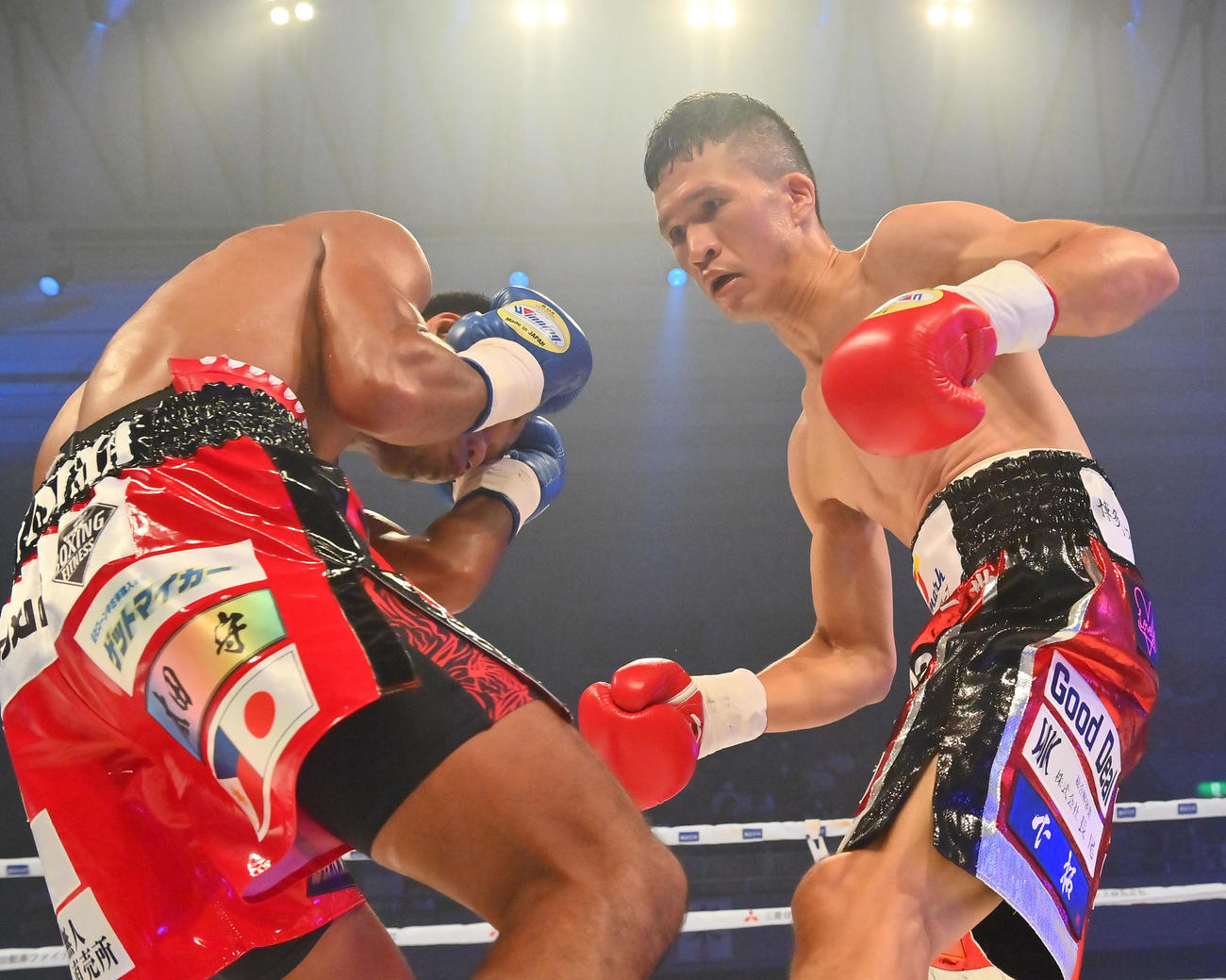 「3150FIGHT」　1回、大沢宏晋（右）はジョー・サンティシマを攻め立てる（2022年8月14日撮影）
