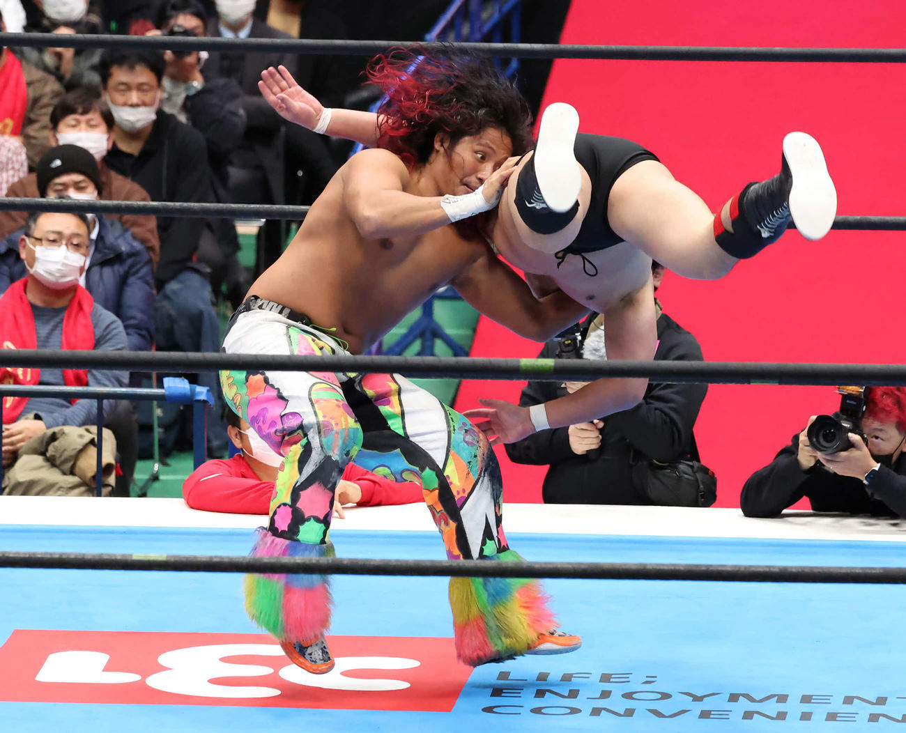 LEONA対高橋ヒロム　LEONAを仕留める高橋ヒロム（撮影・丹羽敏通）