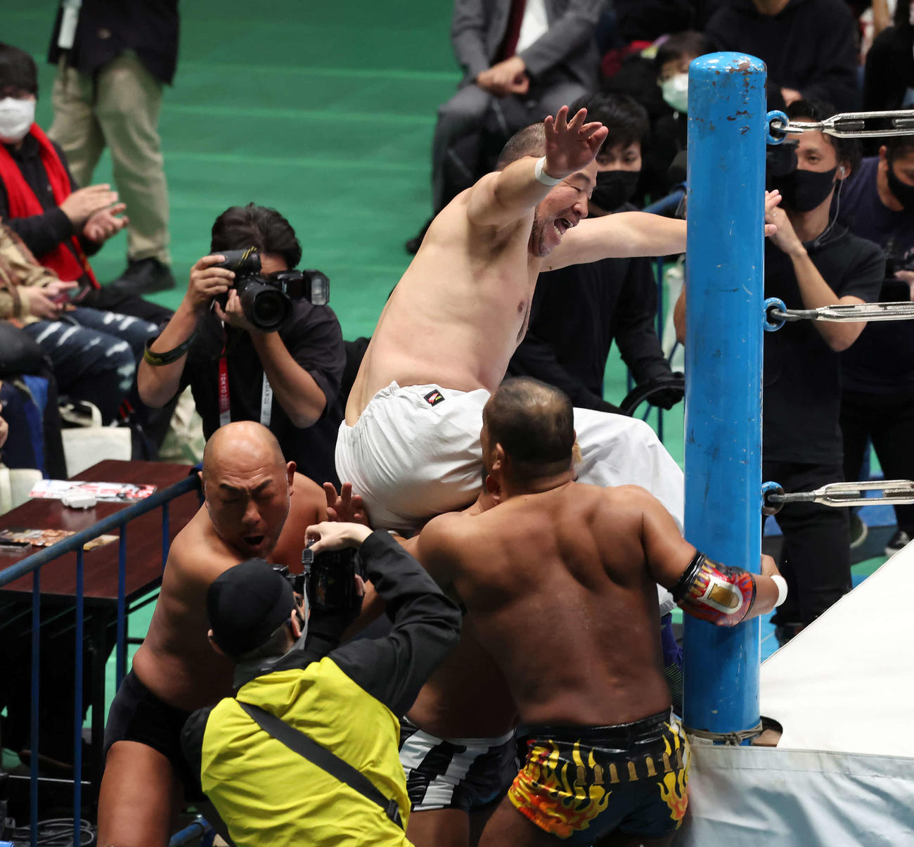 高岩竜一、田中将斗、望月成晃対越中詩郎、AKIRA、新崎人生　場外でヒップアタックを決める越中詩郎（撮影・丹羽敏通）