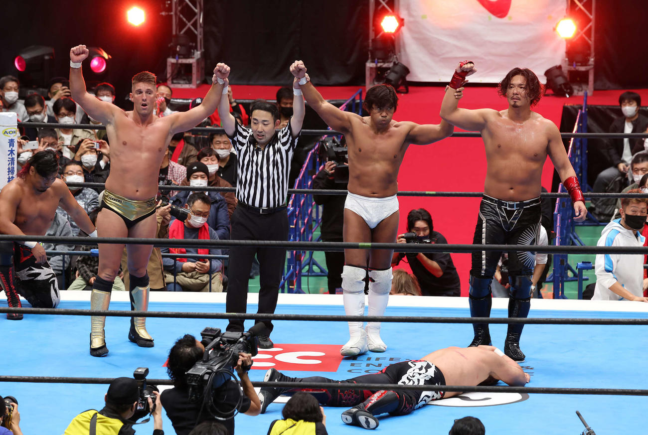 船木誠勝、ザック・セイバーJr.、ジェイク・リー対内藤哲也、鷹木信悟、長井満也　勝利した、左からザック・セイバーJr.、1人おいて船木誠勝、ジェイク・リー（撮影・丹羽敏通）