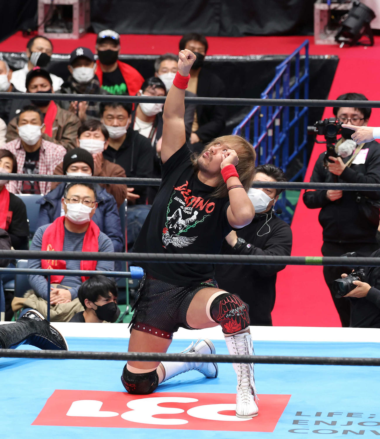 船木誠勝、ザック・セイバーJr.、ジェイク・リー対内藤哲也、鷹木信悟、長井満也　ポーズを決める内藤哲也（撮影・丹羽敏通）