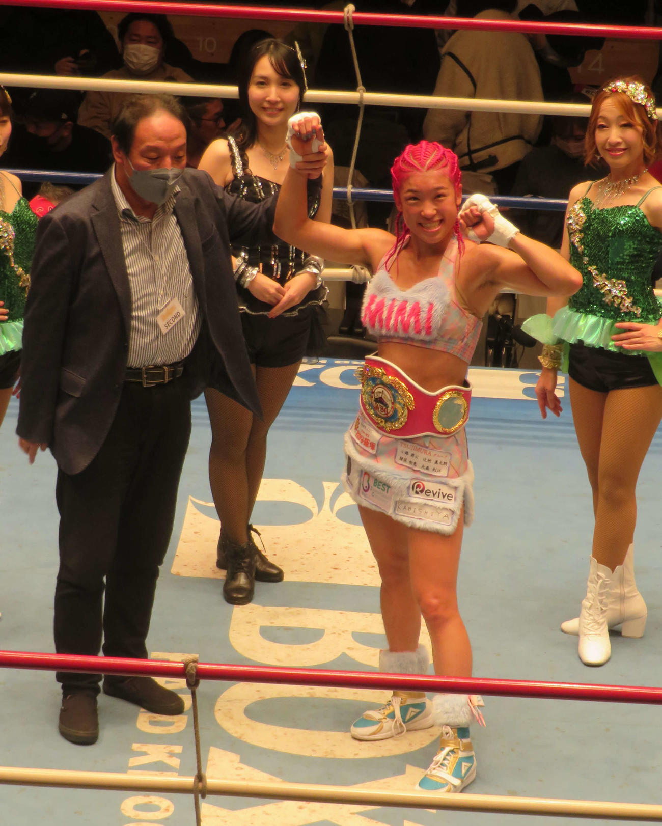 国内最速のプロ4戦目で世界王座を獲得したWBO女子世界スーパーフライ級王者晝田瑞希（左から3番目）