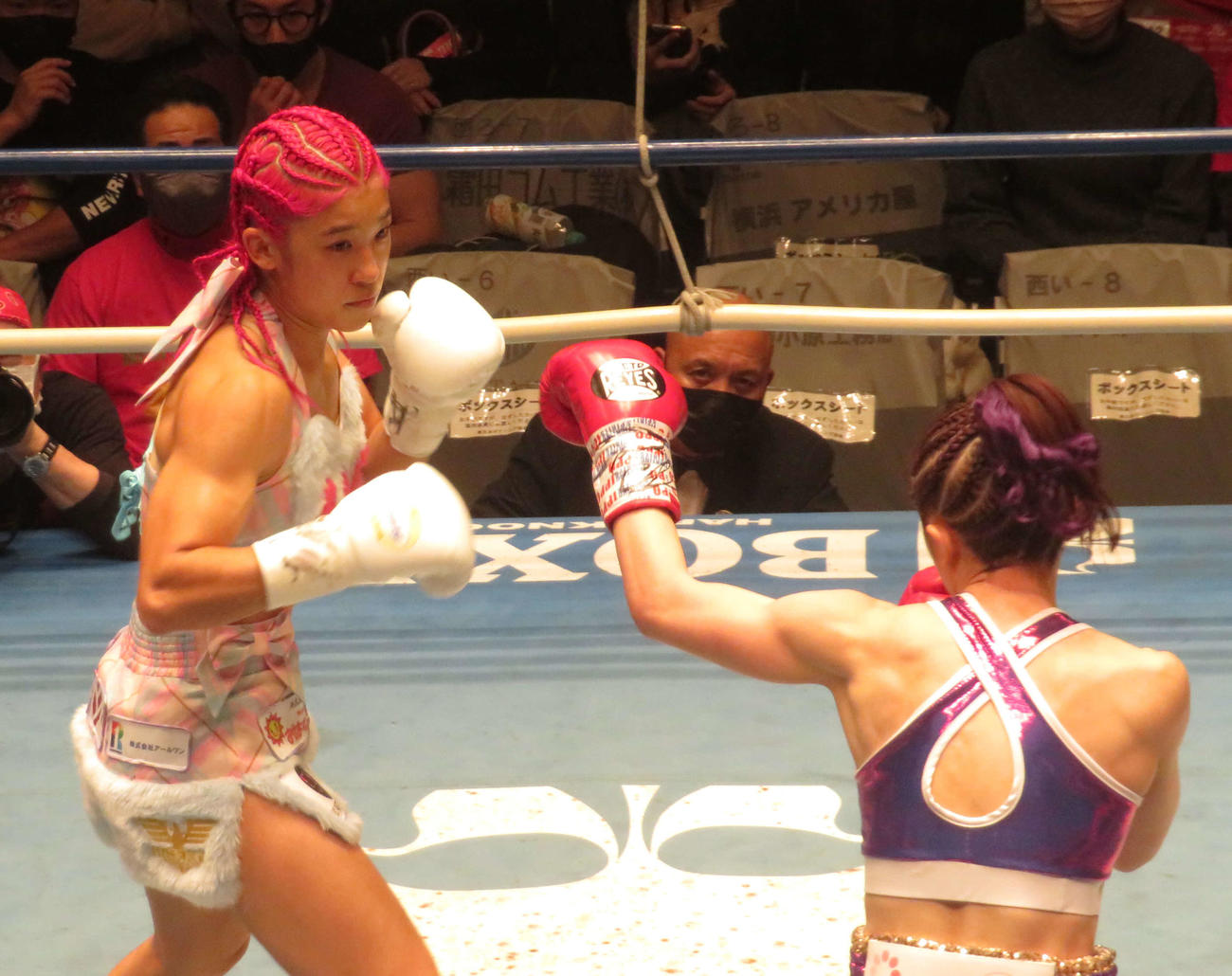 WBO女子世界スーパーフライ級王座決定戦で谷山佳菜子（右）と対戦した晝田瑞希