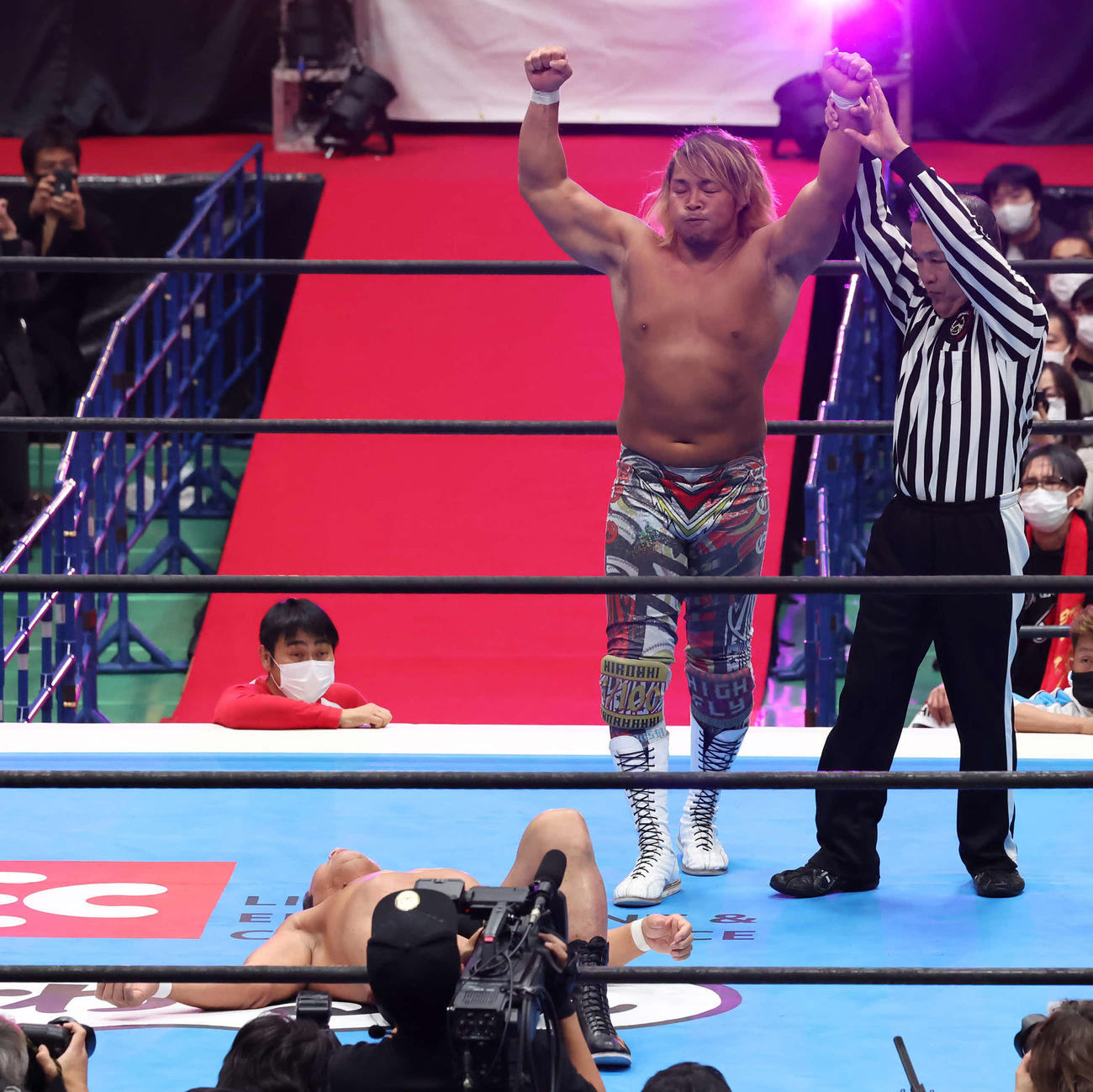 藤波辰爾対棚橋弘至　藤波辰爾戦に勝利した棚橋弘至（撮影・丹羽敏通）