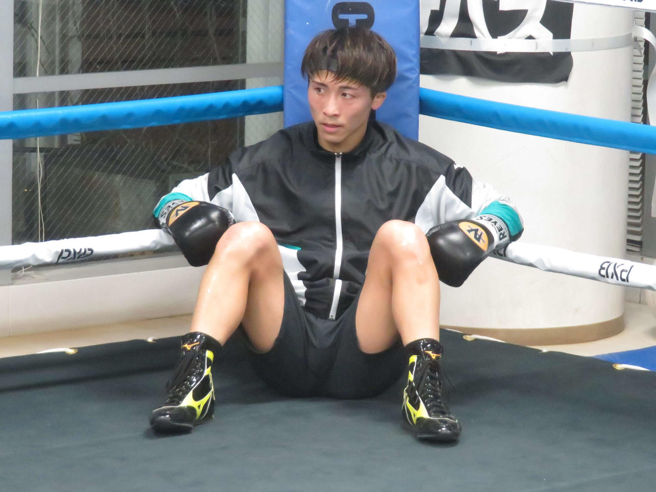ミット打ち途中、コーナーでインターバルを取る井上尚弥