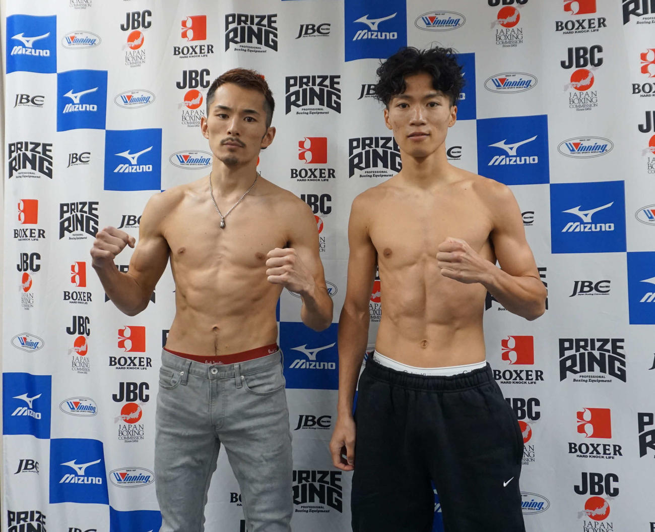 3日の初防衛戦に向けて計量クリアしたWBOアジア・パシフィック、日本フェザー級王者阿部麗也（左）と挑戦者の同級2位前田稔輝