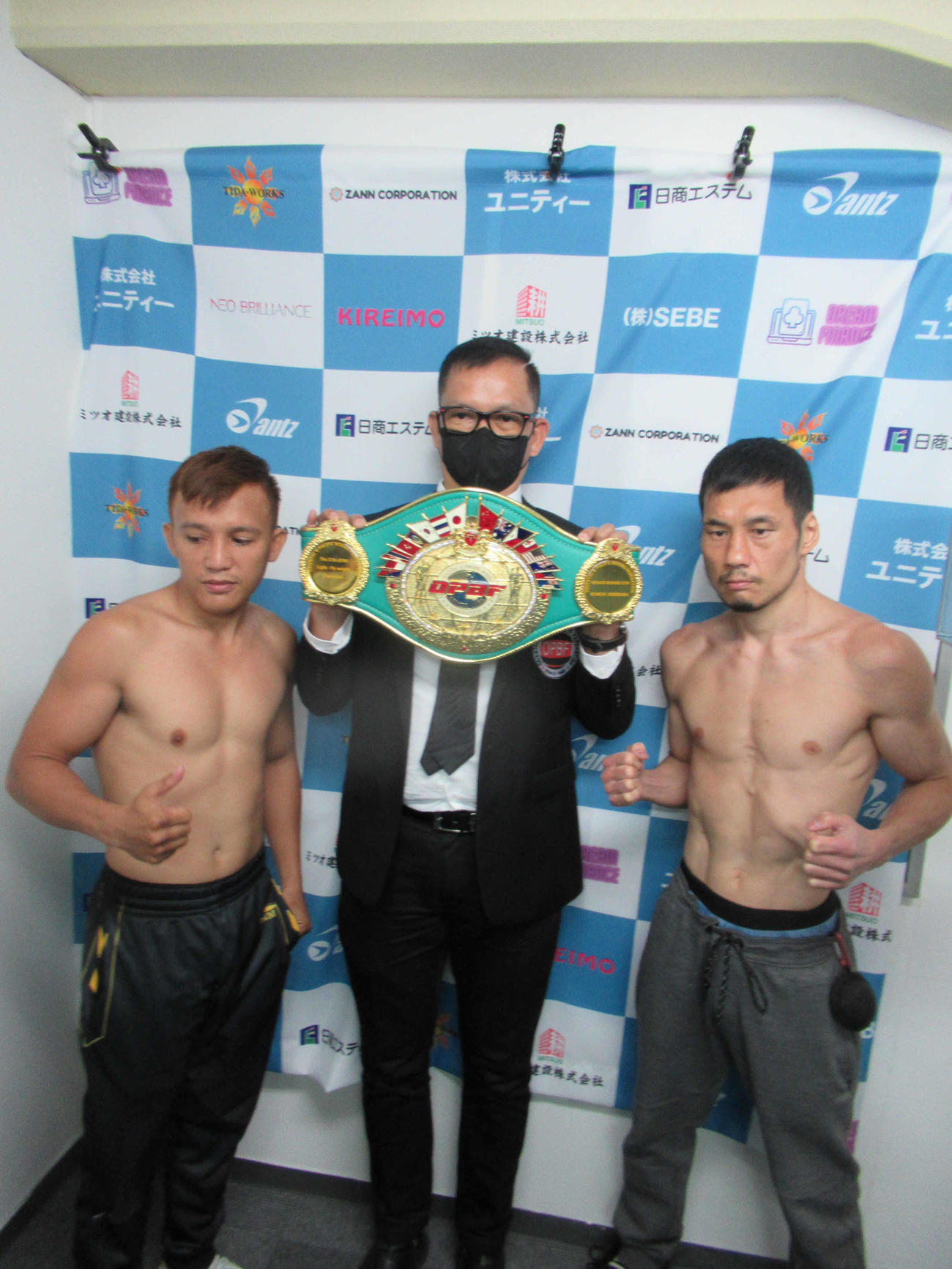 東洋太平洋ミニマム級王座決定戦に臨む堀川（右）とカノイ（撮影・実藤健一）