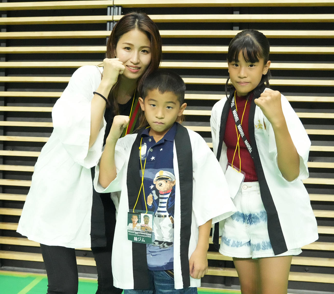 矢吹正道対シムシー　観戦に訪れた矢吹ファミリー（左から妻・恭子、長男・克羽、長女・夢月）（2022年9月10日撮影）