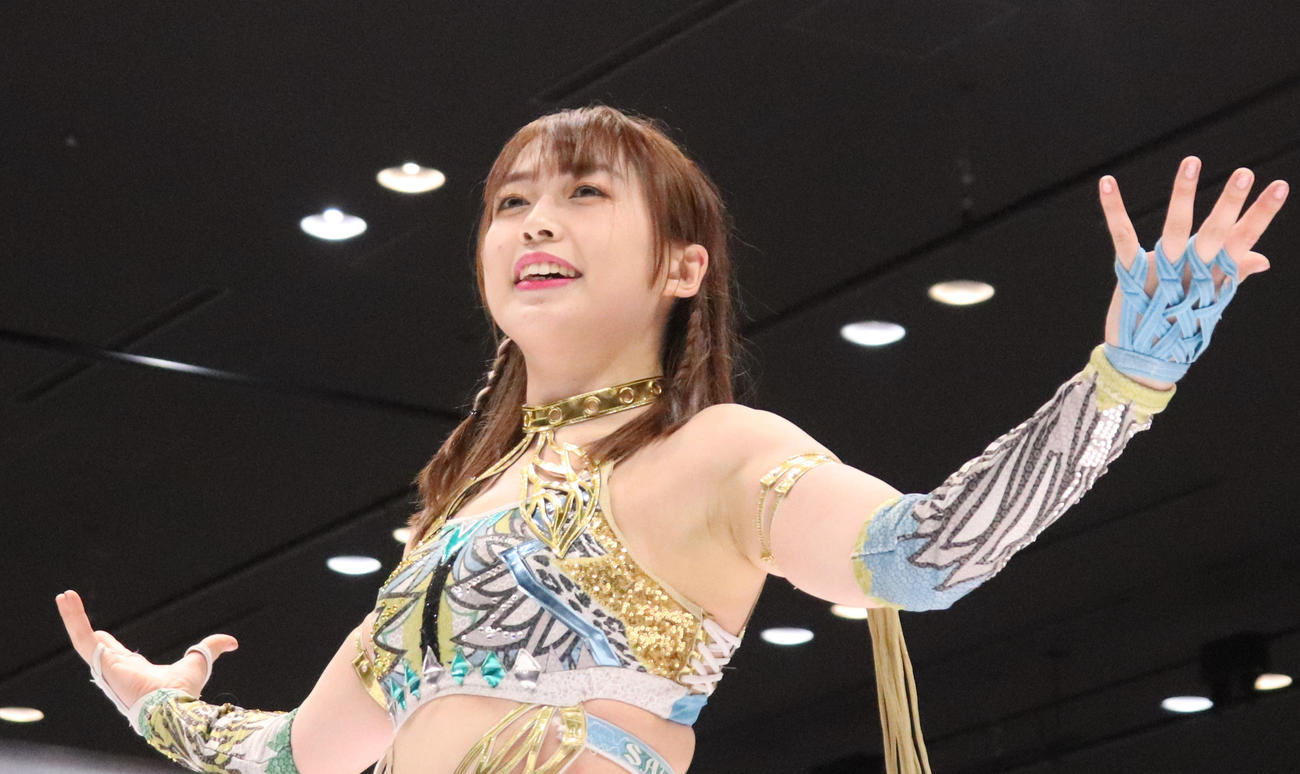 スターダム高田馬場大会　ランブル戦に勝利し、ポーズをとる上谷沙弥（撮影・渋谷征平）