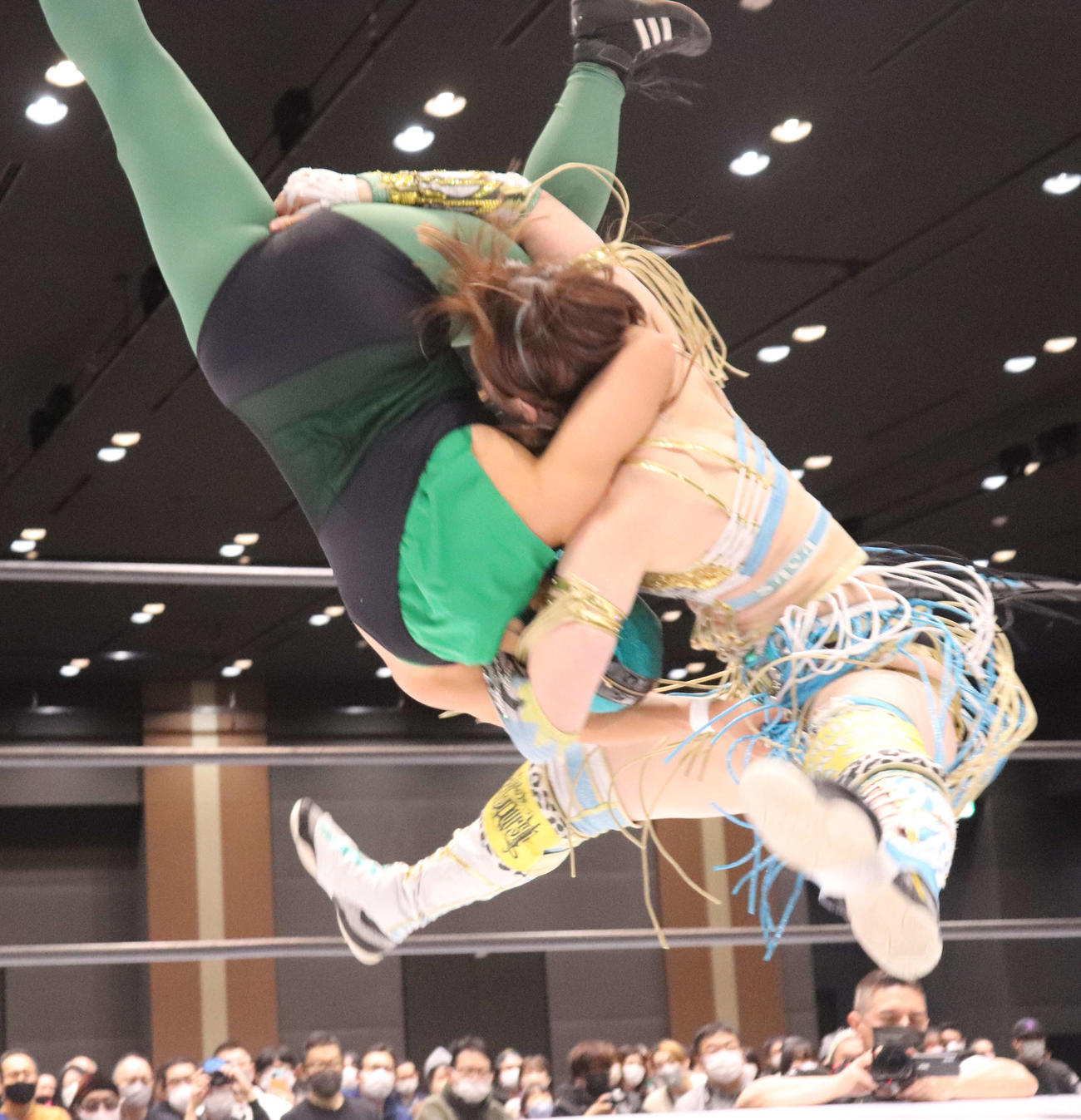 スターダム高田馬場大会　覆面レスラーにスター・クラッシャーを決める上谷沙弥（撮影・渋谷征平）