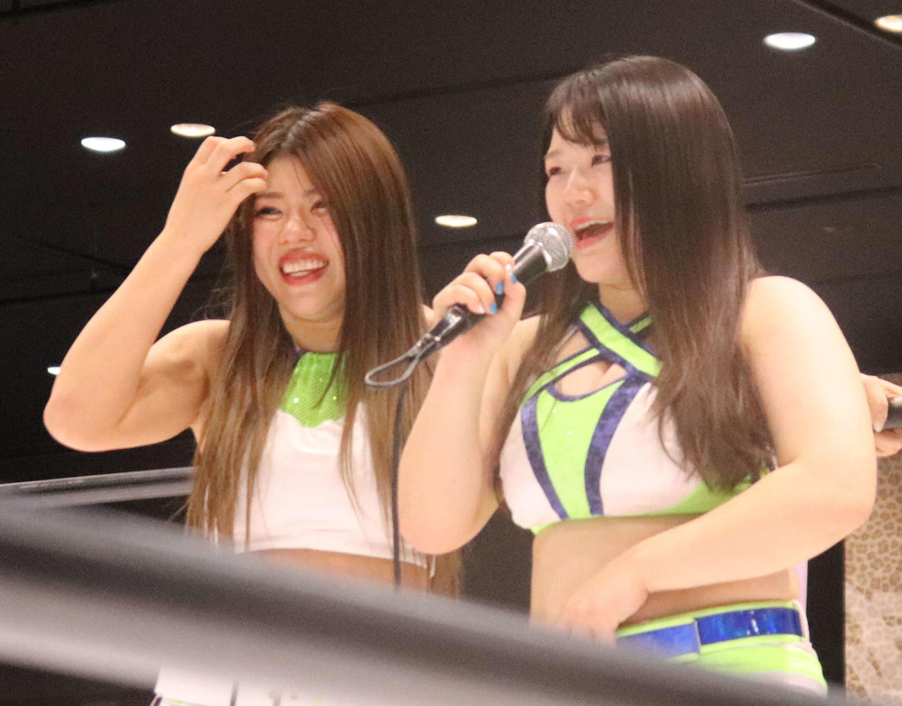 スターダム高田馬場大会　ゴッデス・オブ・スターダム・タッグリーグで4勝目を挙げた、葉月（左）、コグマ組（撮影・渋谷征平）