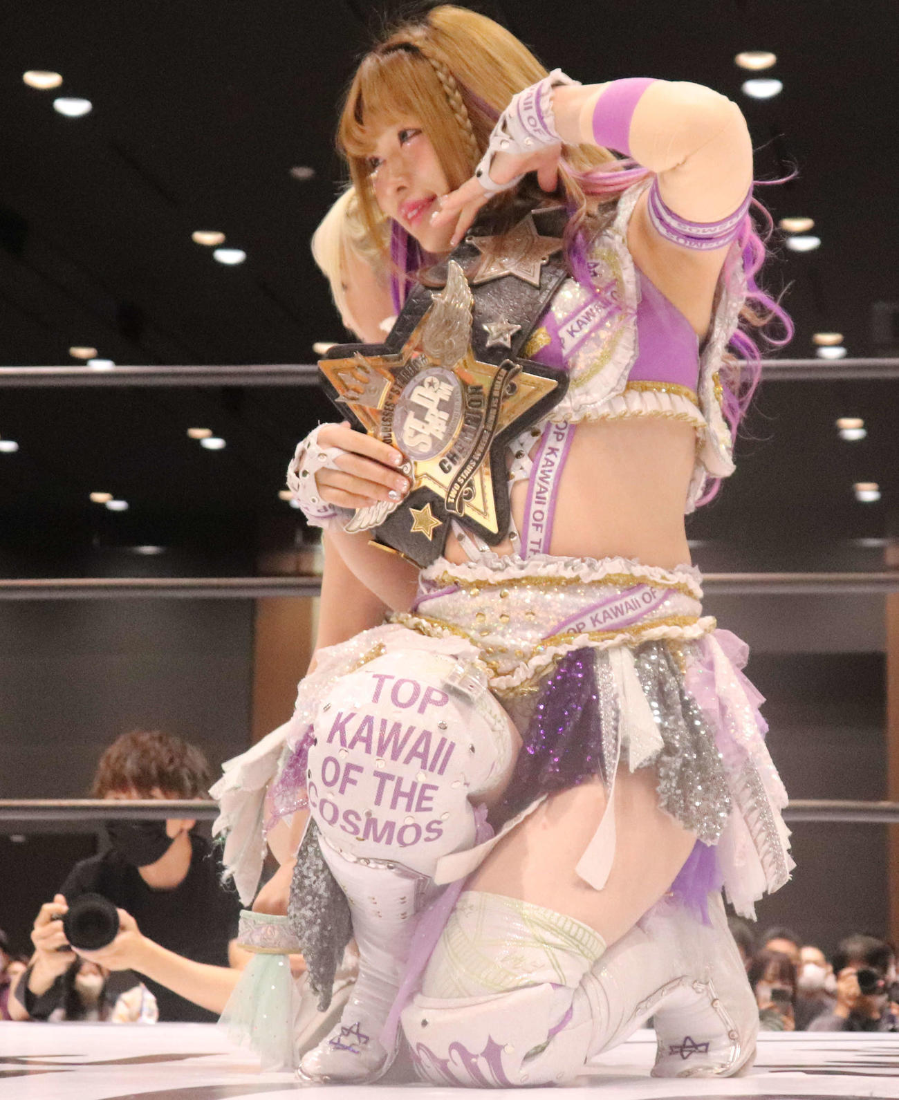 スターダム高田馬場大会　入場でポーズを取る中野たむ（撮影・渋谷征平）