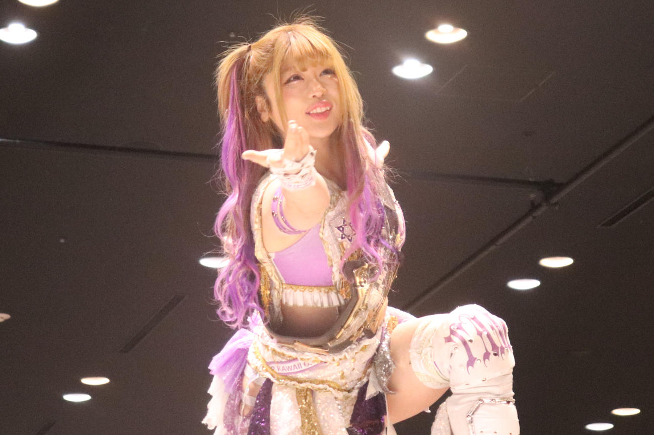 スターダム高田馬場大会　コーナーポストに登ってポーズを決める中野たむ（撮影・渋谷征平）＝2022年12月3日、ベルサール高田馬場