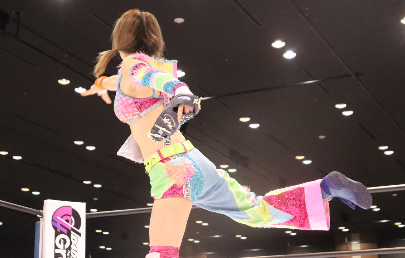スターダム高田馬場大会　入場し、観客席にボールを投げる岩谷麻優（撮影・渋谷征平）