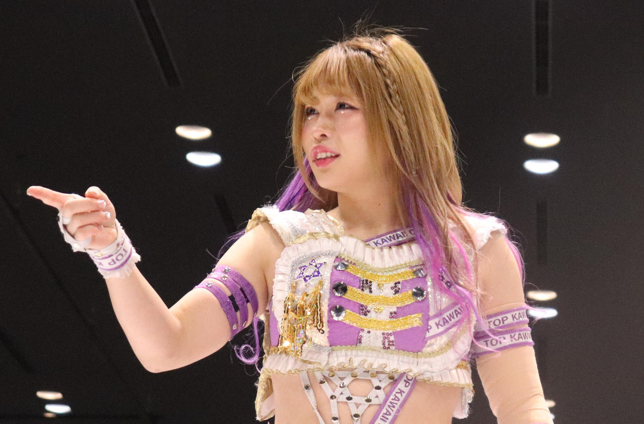 スターダム高田馬場大会　どちらが先発で行くか話す岩谷・向後組に、指をさして確認する中野たむ（撮影・渋谷征平）
