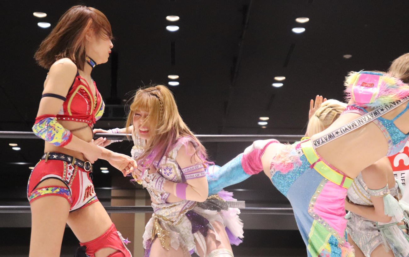 スターダム高田馬場大会　向後桃（左）、岩谷麻優（右）に奇襲をかけられる中野たむ（中央）（撮影・渋谷征平）