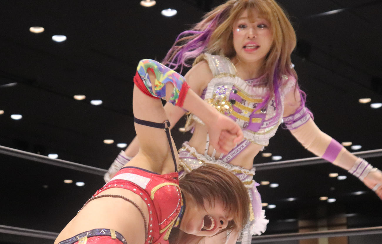 スターダム高田馬場大会　向後桃（手前）を攻める中野たむ（撮影・渋谷征平）