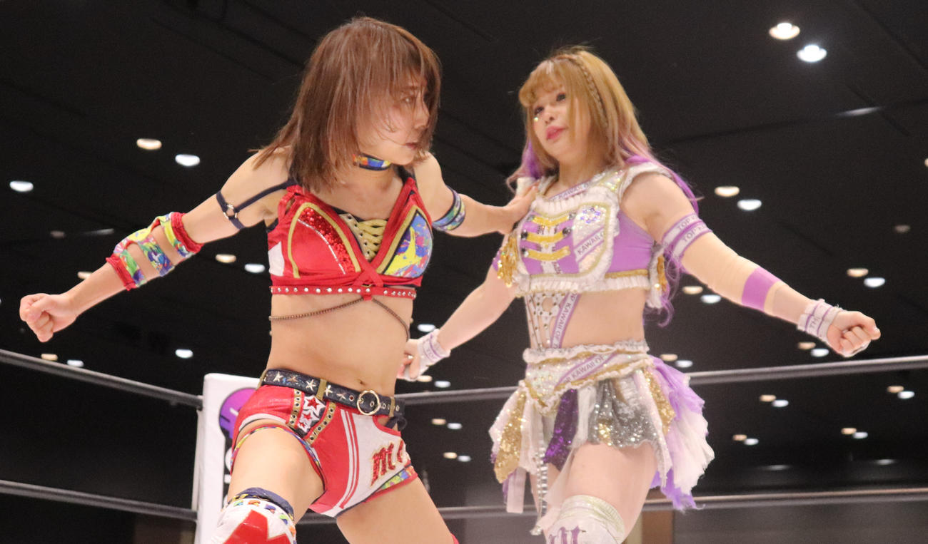 スターダム高田馬場大会　必死の形相で中野たむにエルボーを放つ向後桃（撮影・渋谷征平）