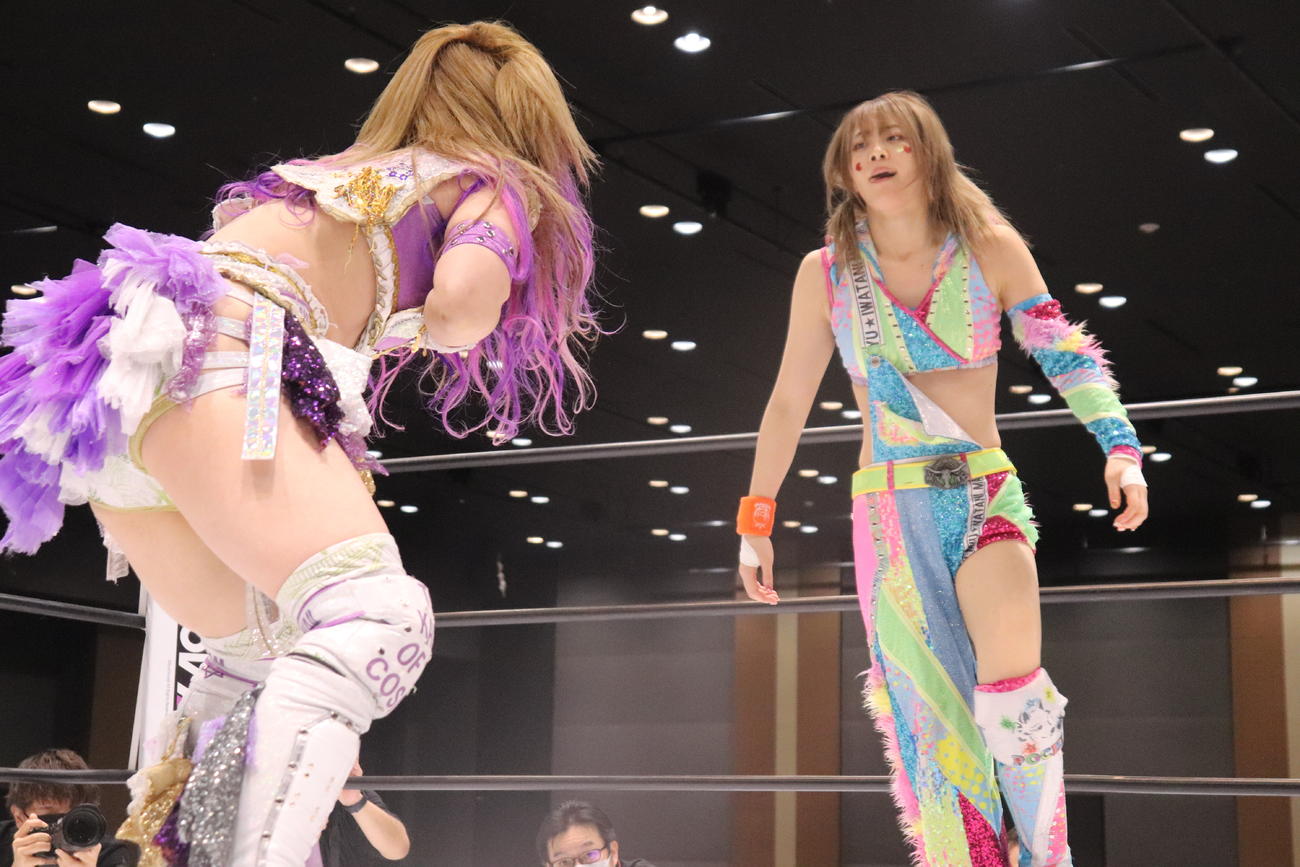 スターダム高田馬場大会　中野たむ（左）を攻める岩谷麻優（撮影・渋谷征平）