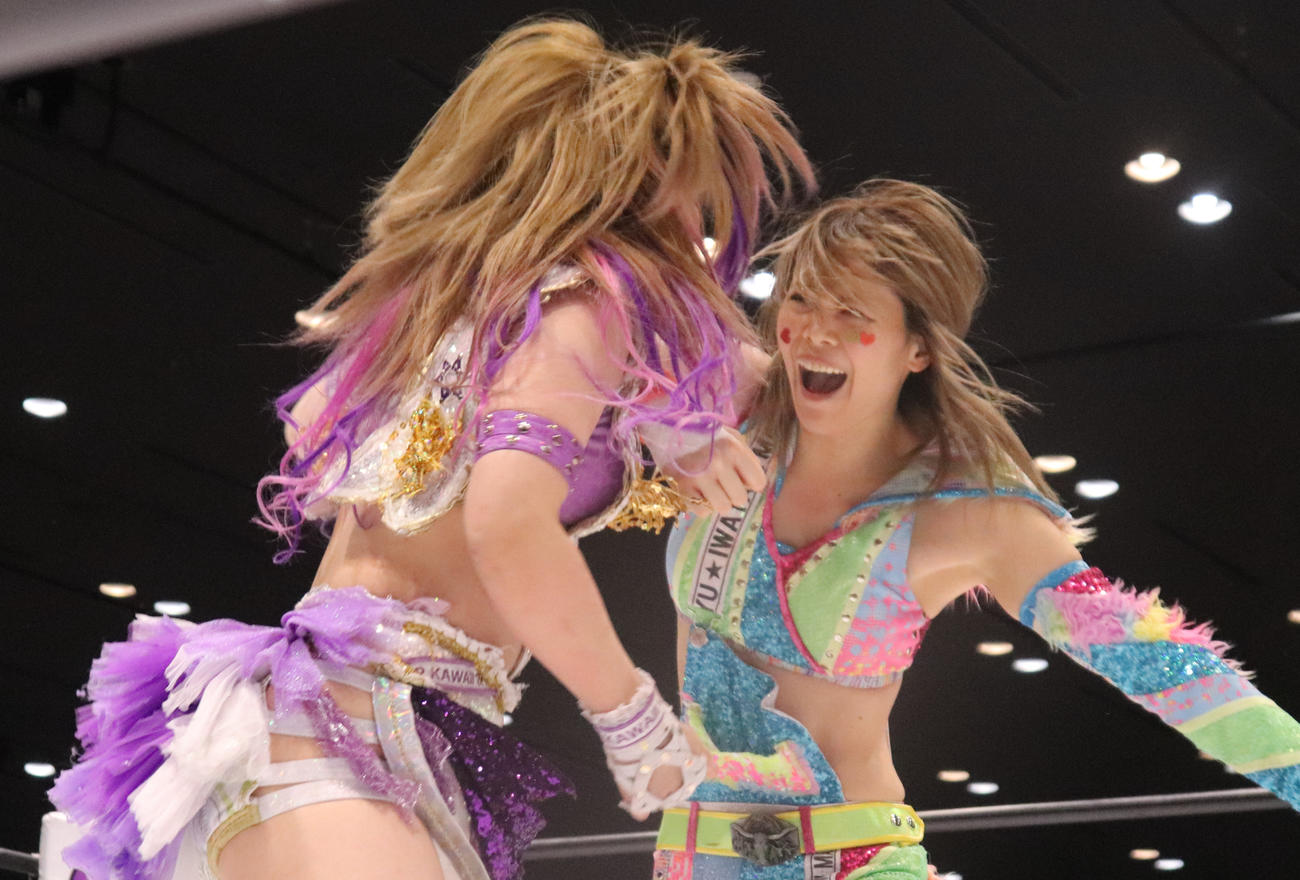 スターダム高田馬場大会　中野たむ（左）を攻める岩谷麻優（撮影・渋谷征平）