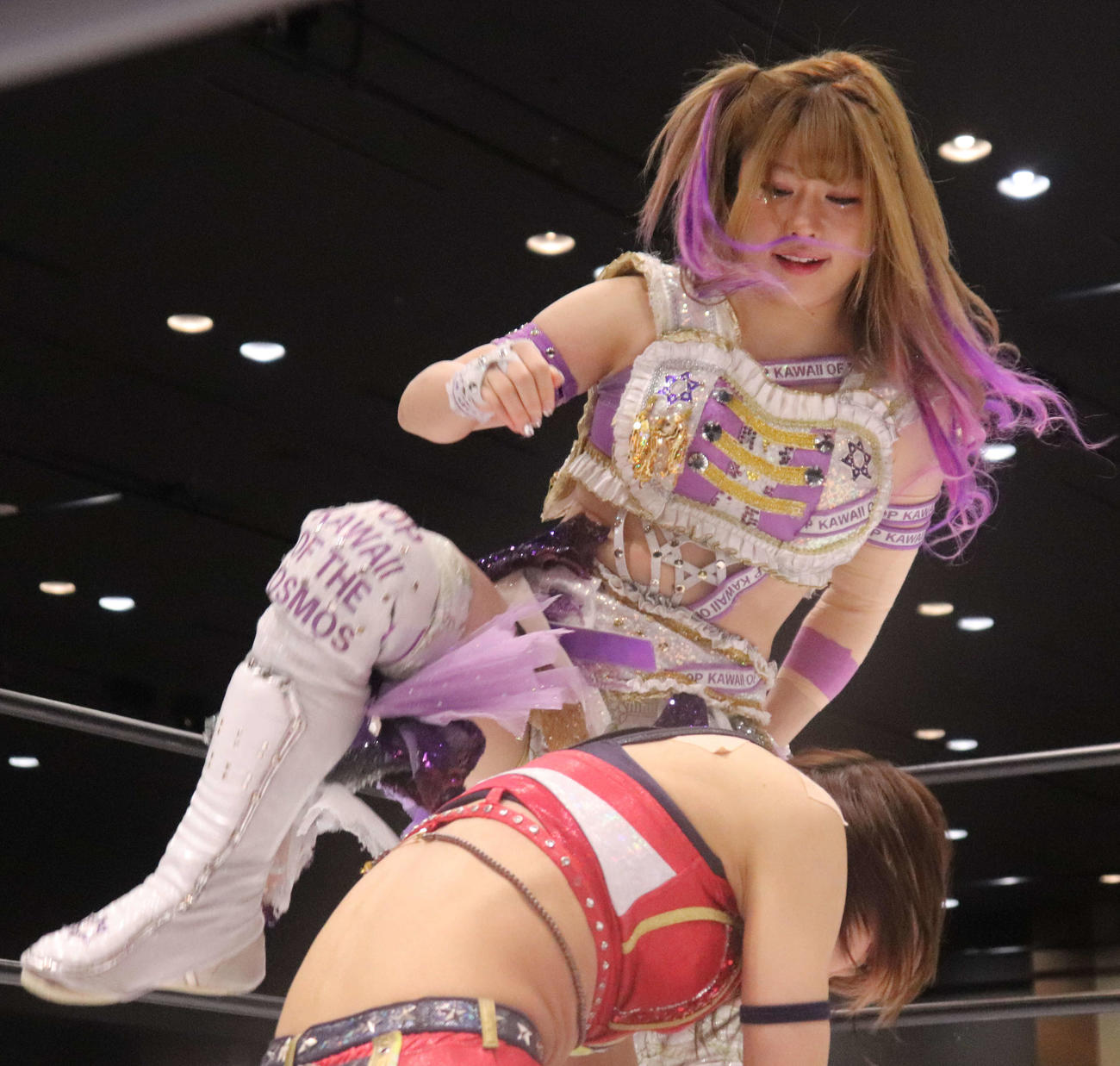 スターダム高田馬場大会　向後桃を攻める中野たむ（撮影・渋谷征平）