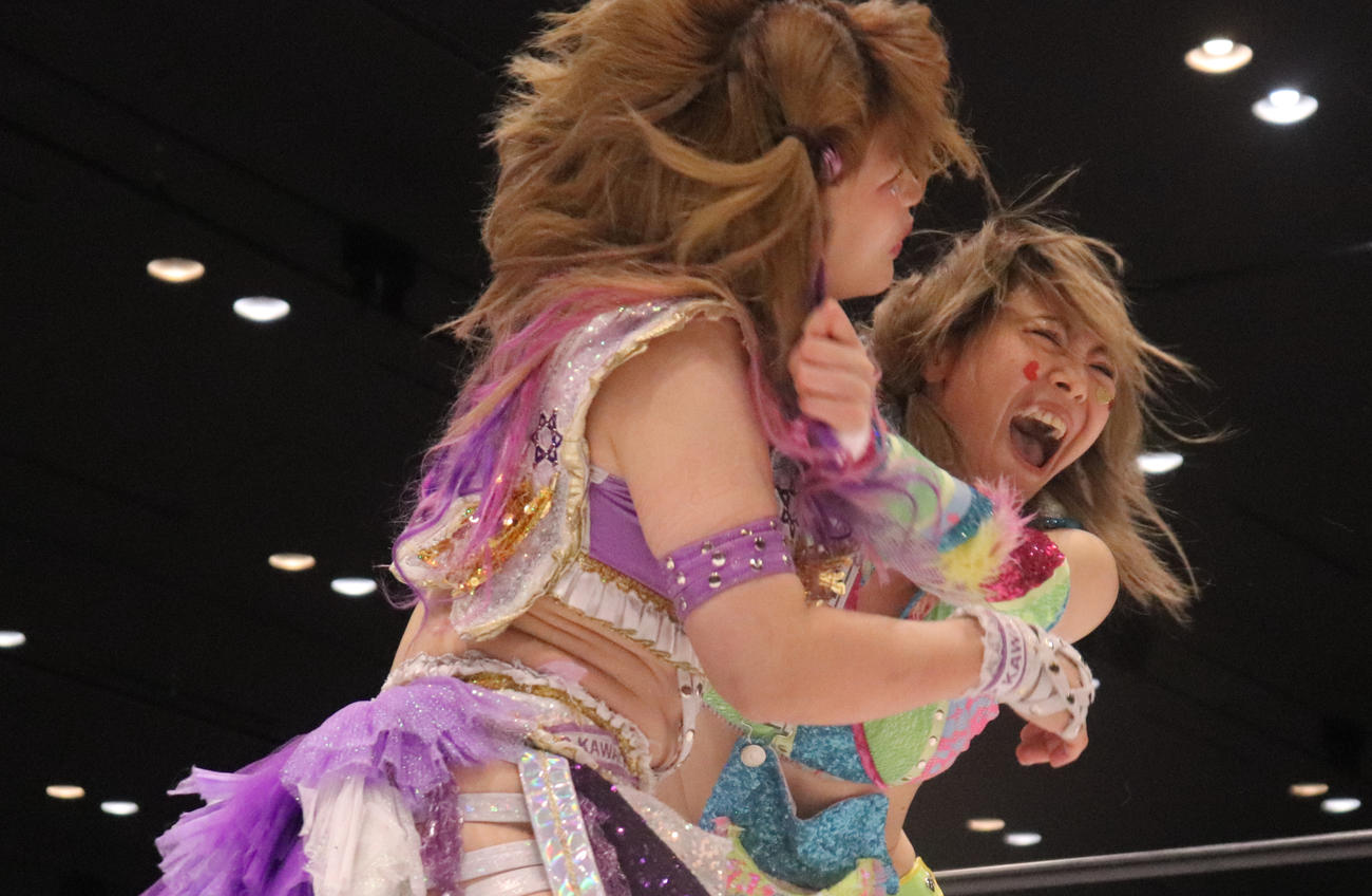 スターダム高田馬場大会　中野たむ（左）を攻める岩谷麻優（撮影・渋谷征平）