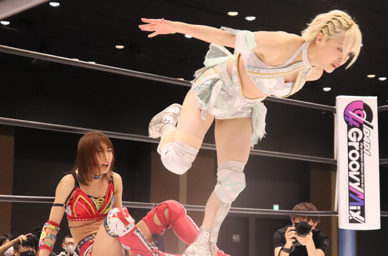 スターダム高田馬場大会　向後桃（左）を攻めるなつぽい（撮影・渋谷征平）