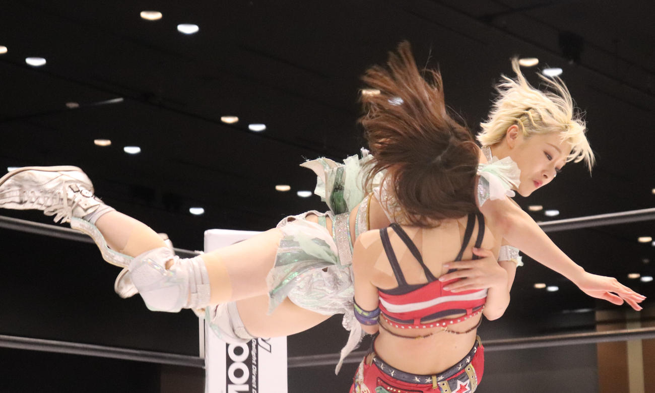 スターダム高田馬場大会　向後桃にフェアリアルギフトを放つなつぽい（上）（撮影・渋谷征平）