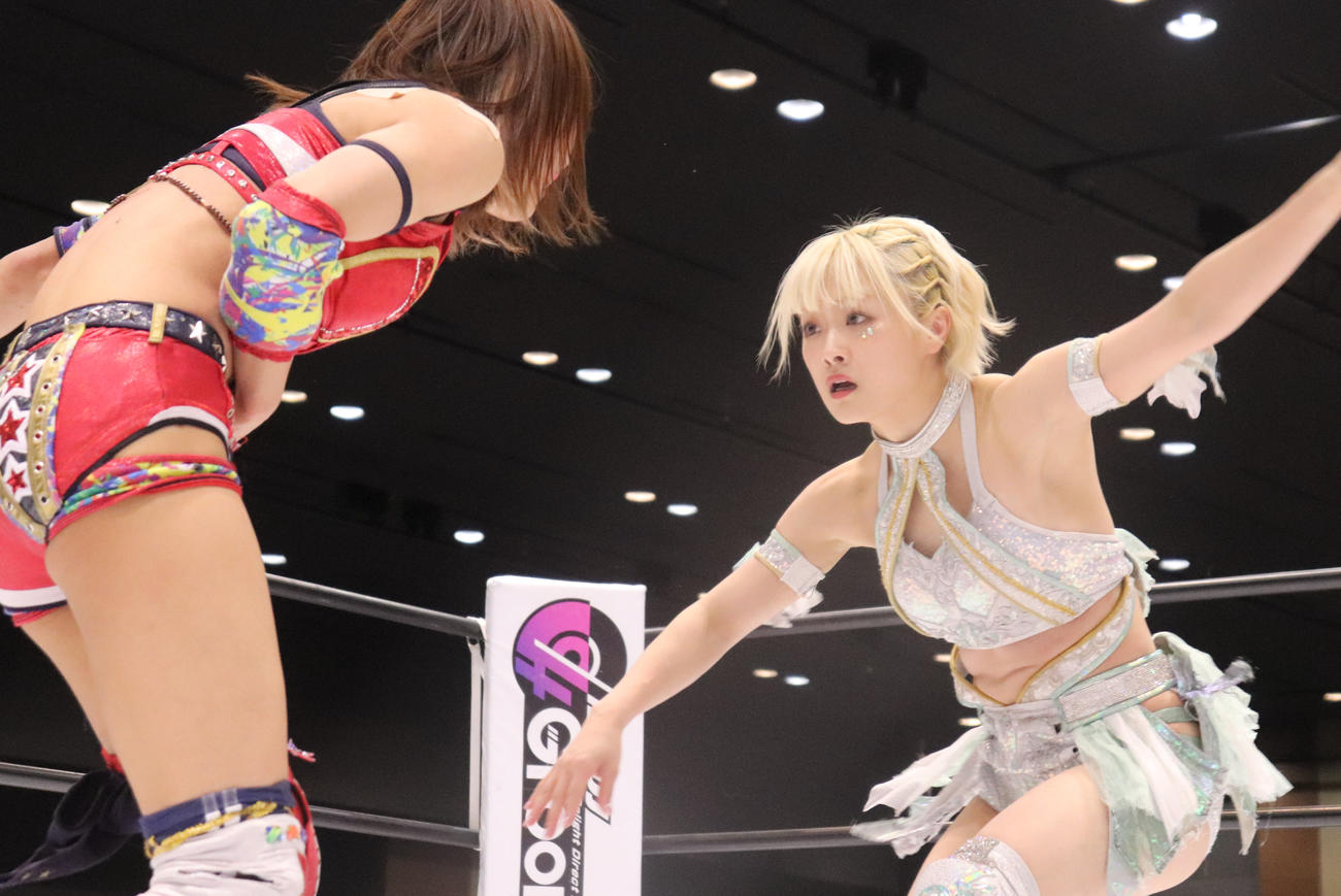 スターダム高田馬場大会　向後桃と向き合うなつぽい（奥）（撮影・渋谷征平）