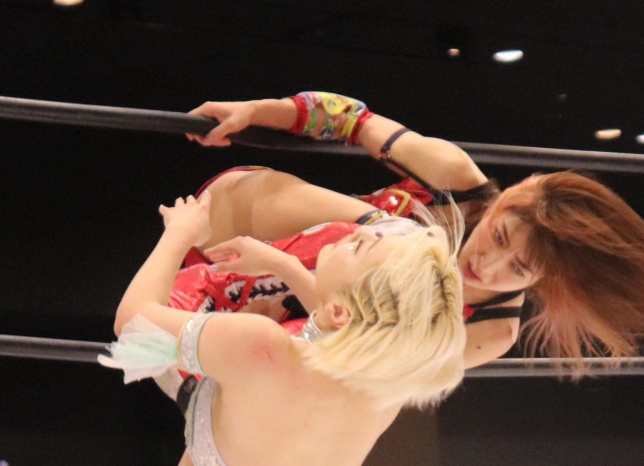 スターダム高田馬場大会　ロープを使ってなつぽいを攻める向後桃（奥）（撮影・渋谷征平）