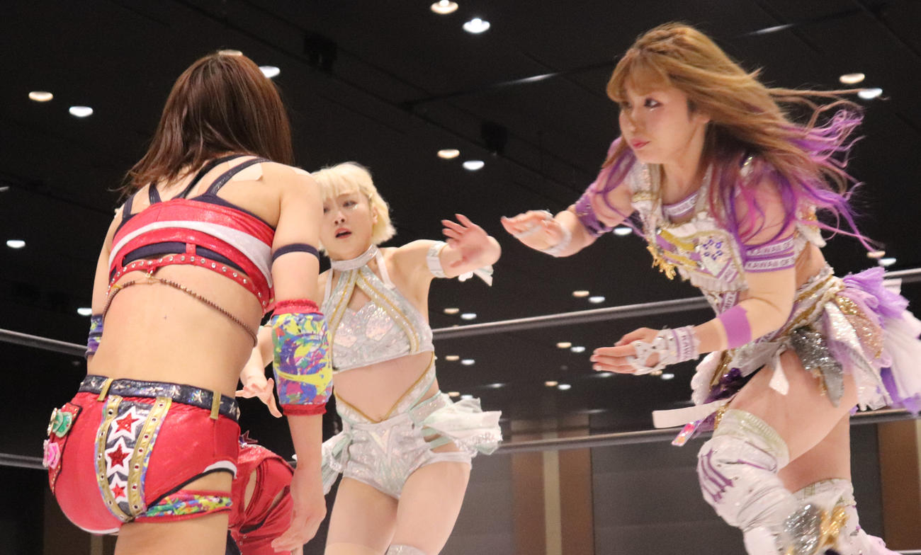 スターダム高田馬場大会　連携技で向後桃（手前）を攻める中野たむ（右）となつぽい（左）（撮影・渋谷征平）