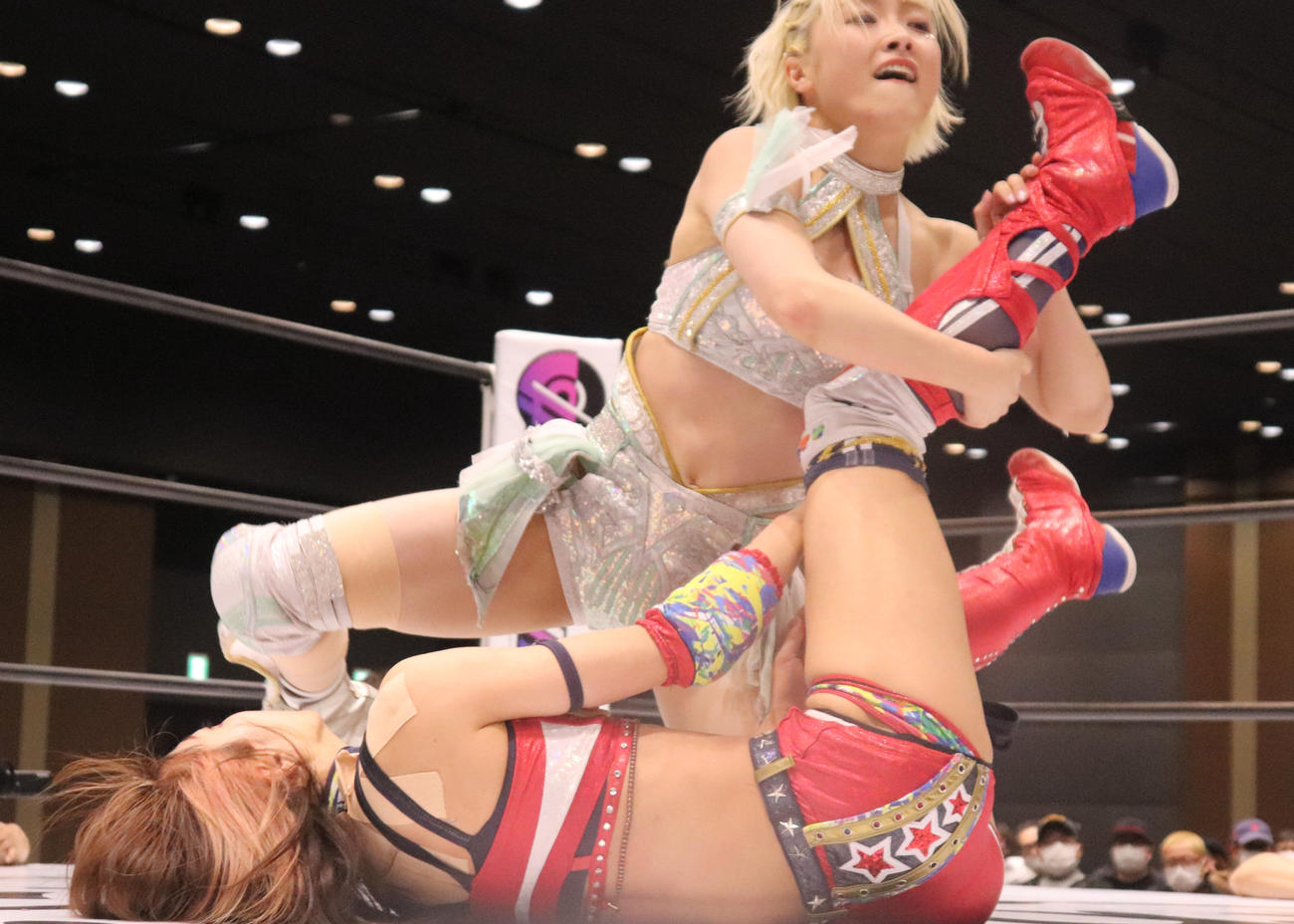 スターダム高田馬場大会　向後桃（下）から3カウントを奪ったなつぽい（撮影・渋谷征平）