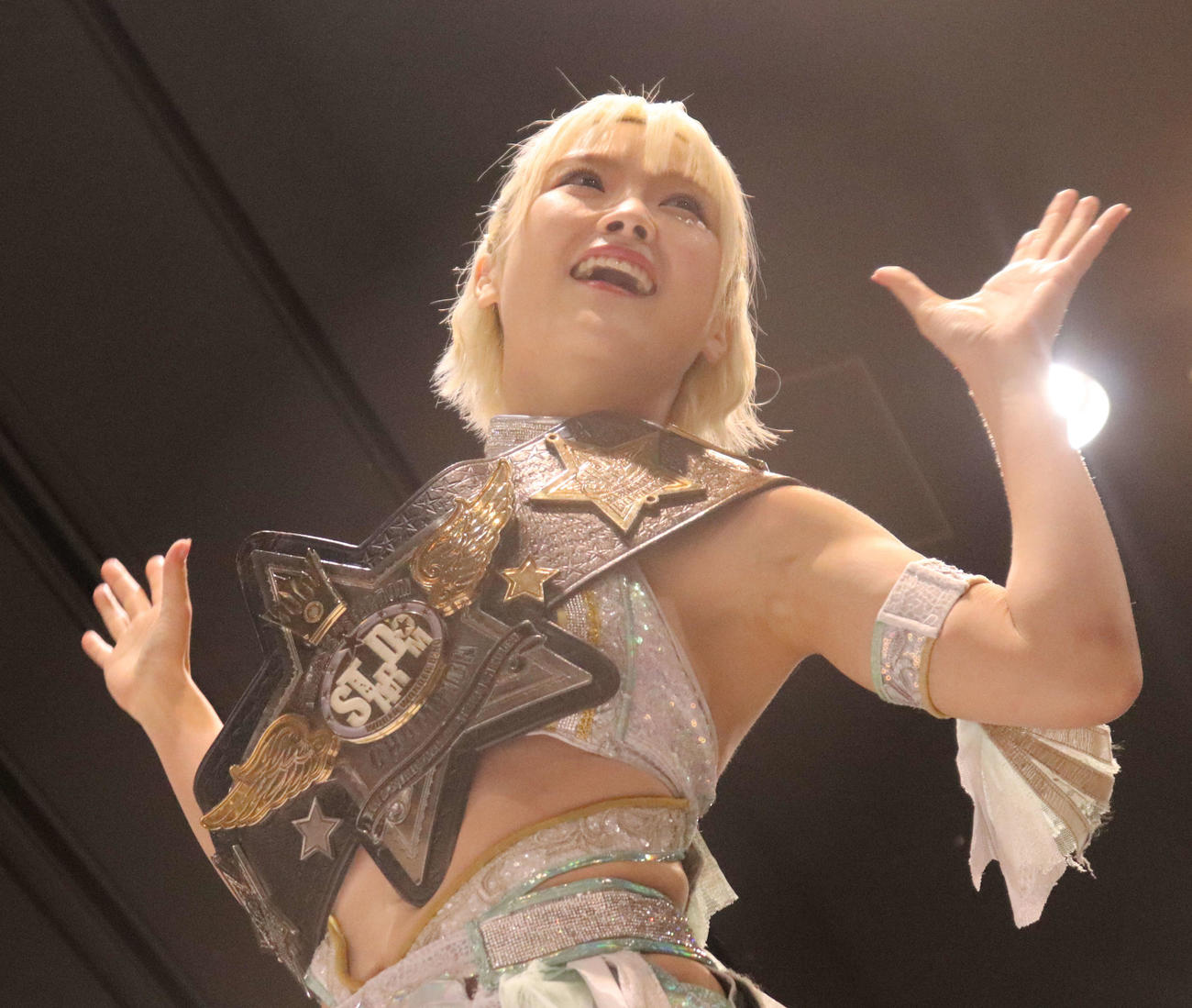 スターダム高田馬場大会　入場でポーズを取るなつぽい（撮影・渋谷征平）